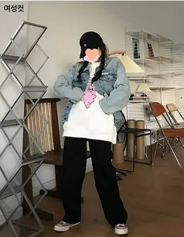 블랙 오버핏 슬랙스와 청자켓 전신 코디 사진