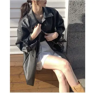 블랙·브라운 톤 레더자켓과 반바지 전신 코디 사진