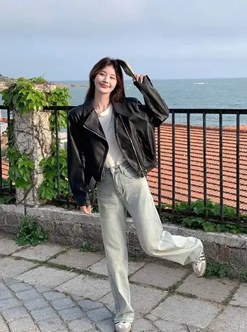 블랙 오버핏 크롭 레더자켓과 반팔티 전신 코디 사진