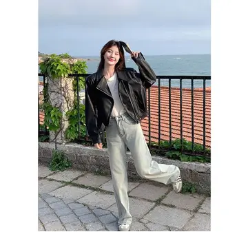 블랙·차콜 톤 크롭 레더자켓과 반팔티 전신 코디 사진