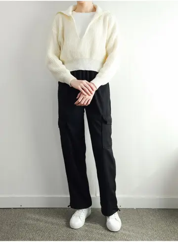 화이트·베이지 톤 와이드 조거팬츠와 가디건 전신 코디 사진