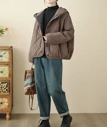 브라운 오버핏 퀼팅 후드집업과 청바지 전신 코디 사진