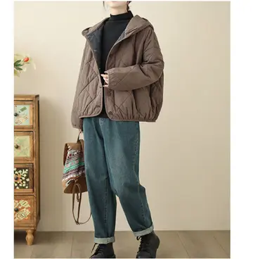 브라운·그레이 톤 퀼팅 후드집업과 청바지 전신 코디 사진