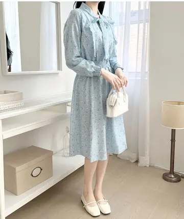 그레이·화이트 톤 플라워 원피스 전신 코디 사진