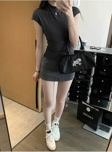 블랙·화이트 톤 반팔티와 미니스커트 전신 코디 사진