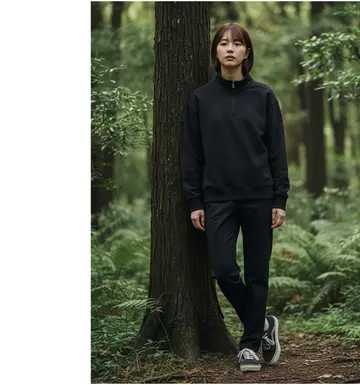 블랙·카키 톤 맨투맨과 슬랙스 전신 코디 사진
