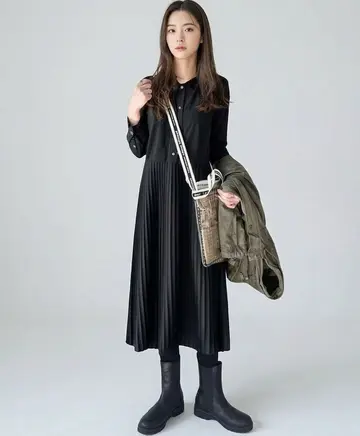 차콜·그레이 톤 플리츠 원피스와 블루종 전신 코디 사진