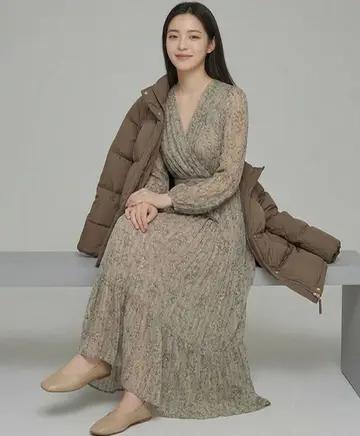 그레이·브라운 톤 플라워 롱원피스와 패딩 전신 코디 사진