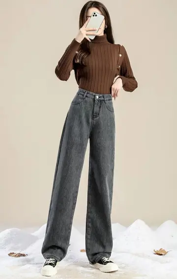 브라운·블랙 톤 기모 청바지와 니트 전신 코디 사진