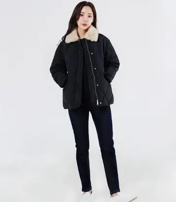 블랙·베이지 톤 패딩조끼와 청바지 전신 코디 사진