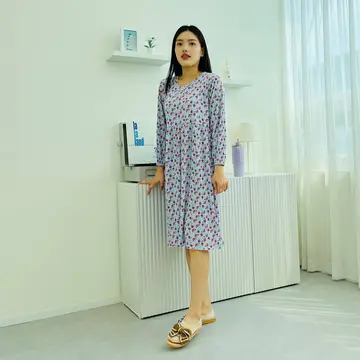 그레이·브라운 톤 원피스와 블라우스 전신 코디 사진