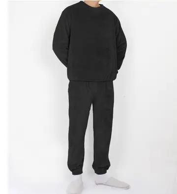 조거팬츠와 차콜 맨투맨 전신 코디 사진