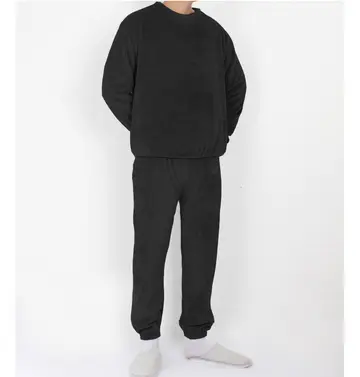 블랙·차콜 톤 조거팬츠와 맨투맨 전신 코디 사진