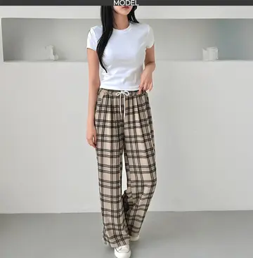 체크 와이드팬츠와 화이트 반팔티 전신 코디 사진
