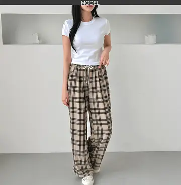 화이트·그레이 톤 와이드팬츠와 반팔티 전신 코디 사진