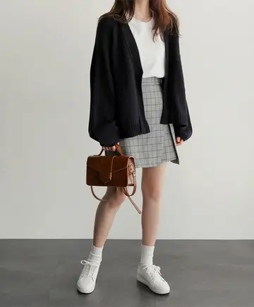 블랙 가디건과 체크 미니스커트 전신 코디 사진