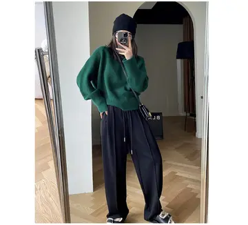 블랙·차콜 톤 터틀넥과 와이드팬츠 전신 코디 사진