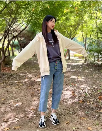 베이지·차콜 톤 집업과 반팔티 전신 코디 사진