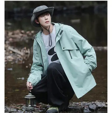 블랙·스카이블루 톤 후드집업 전신 코디 사진