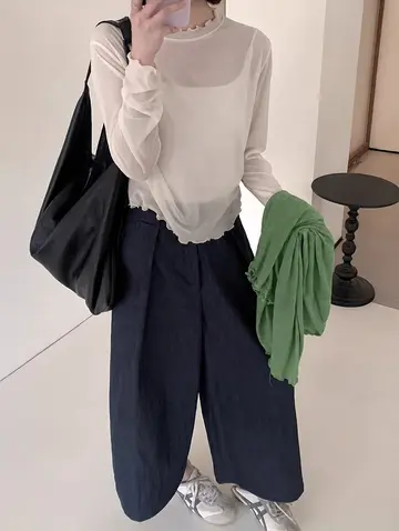 긴팔티와 네이비 와이드팬츠 전신 코디 사진