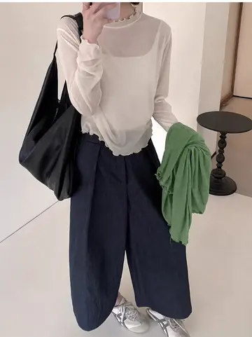 베이지·그레이 톤 긴팔티와 와이드팬츠 전신 코디 사진