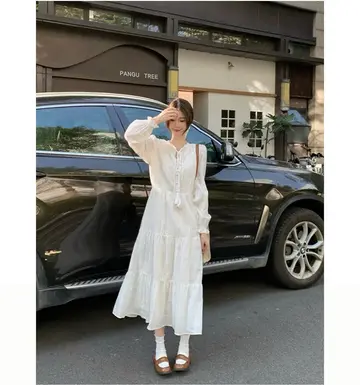 아이보리·화이트 톤 롱원피스 전신 코디 사진