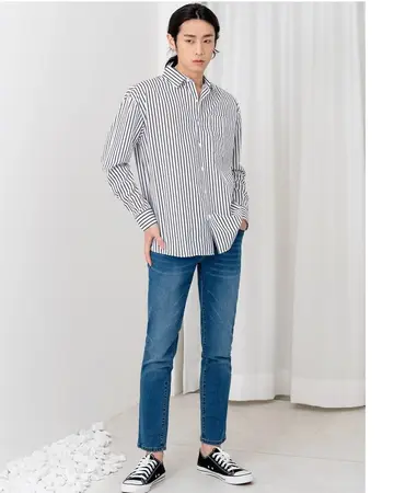 그레이·네이비 톤 청바지와 셔츠 전신 코디 사진