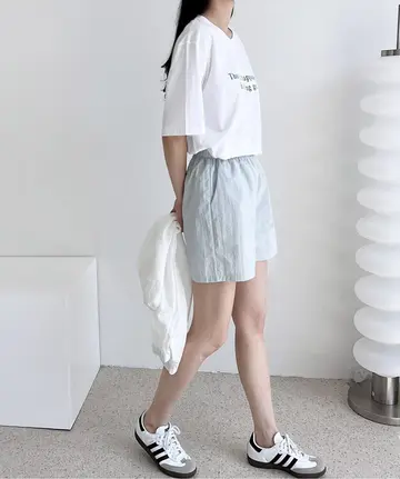 스카이블루 오버핏 반바지와 화이트 반팔티 전신 코디 사진