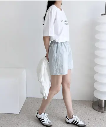 화이트·그레이 톤 반바지와 반팔티 전신 코디 사진