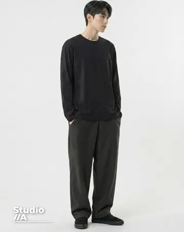 블랙·차콜 톤 긴팔티와 조거팬츠 전신 코디 사진
