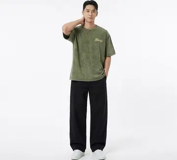 카키·블랙 톤 반팔티와 와이드팬츠 전신 코디 사진