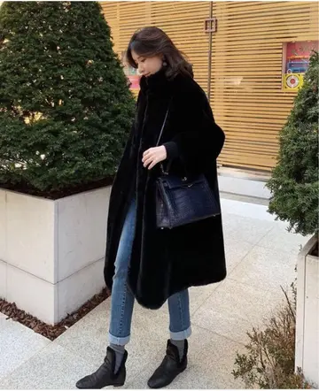 블랙 오버핏 코트와 청바지 전신 코디 사진