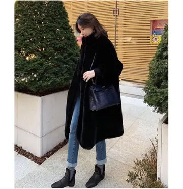 블랙·네이비 톤 코트와 청바지 전신 코디 사진