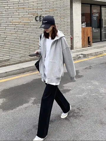 그레이 오버핏 후드집업과 후드티 전신 코디 사진