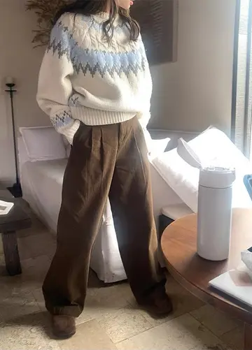 오버핏 니트와 브라운 와이드팬츠 전신 코디 사진