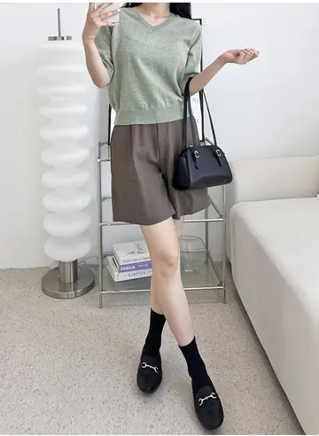 그레이·아이보리 톤 니트와 반바지 전신 코디 사진