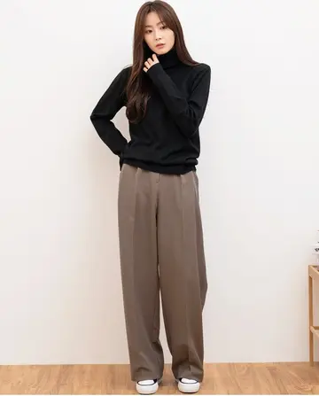 블랙·브라운 톤 터틀넥과 슬랙스 전신 코디 사진