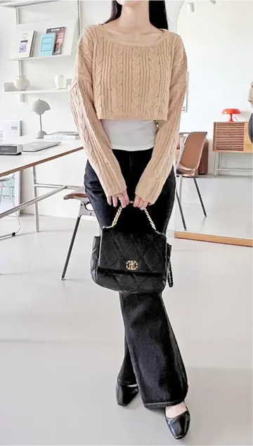 카멜 꽈배기 니트와 블랙 와이드팬츠 전신 코디 사진