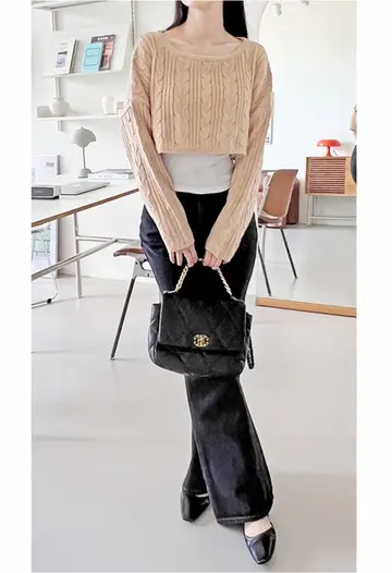 베이지·블랙 톤 꽈배기 니트와 와이드팬츠 전신 코디 사진