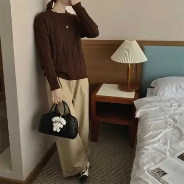 브라운 오버핏 꽈배기 니트와 와이드팬츠 전신 코디 사진