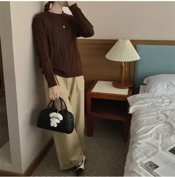 블랙·브라운 톤 꽈배기 니트와 와이드팬츠 전신 코디 사진