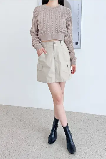그레이·화이트 톤 꽈배기 배기팬츠와 니트 전신 코디 사진