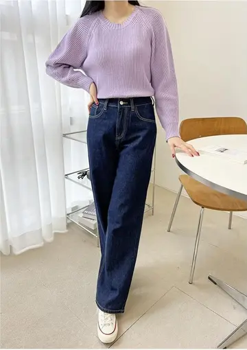 라벤더 니트와 청바지 전신 코디 사진