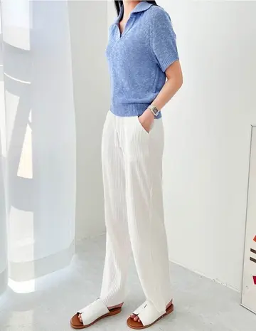 스카이블루 오버핏 니트와 화이트 와이드팬츠 전신 코디 사진