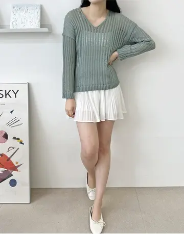 오버핏 시스루 니트와 화이트 미니스커트 전신 코디 사진