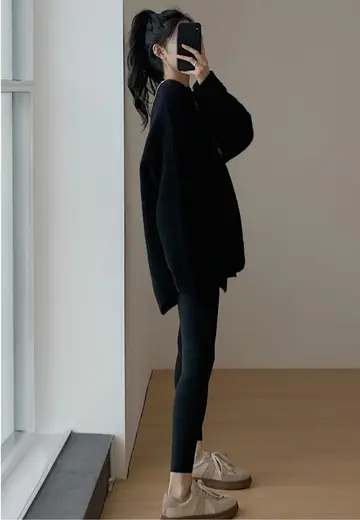 블랙·그레이 톤 니트와 레깅스 전신 코디 사진