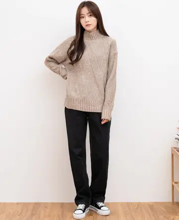 베이지·블랙 톤 터틀넥과 청바지 전신 코디 사진