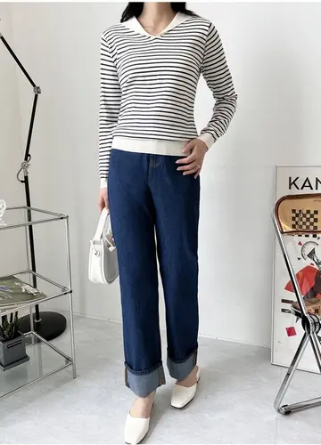 그레이·네이비 톤 스트라이프 니트와 청바지 전신 코디 사진