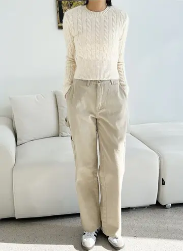 아이보리 크롭 니트와 카고팬츠 전신 코디 사진