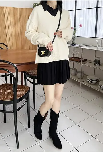 아이보리·블랙 톤 니트와 미니스커트 전신 코디 사진